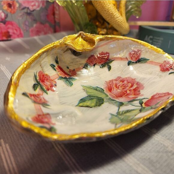 DECOUPAGE
CLAM SHELL DECOUPAGE PINK ROSES ON A CLAM SHELL TRINKET DISH - Picture 5 of 10